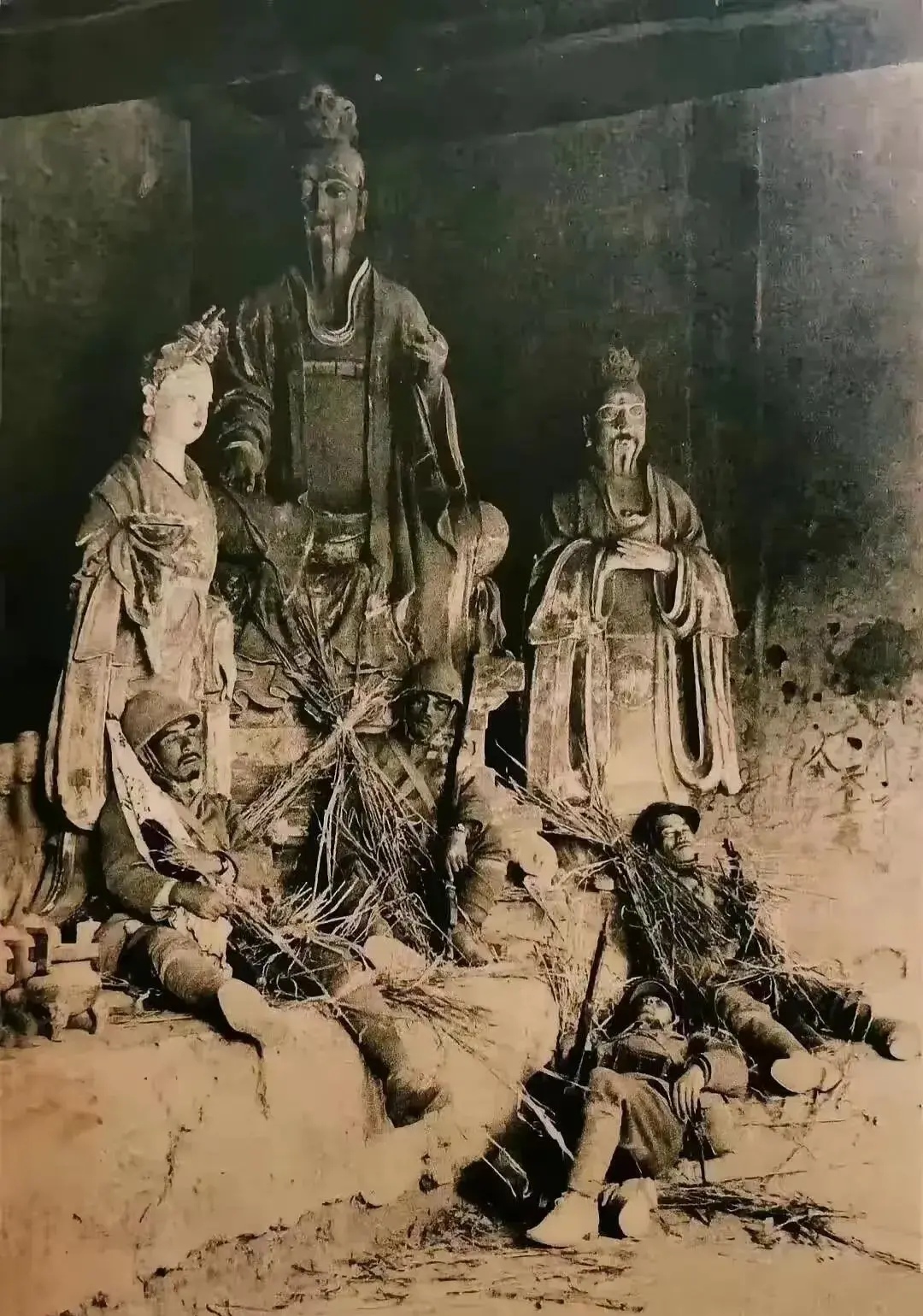 照片是发生在1937年末江苏丹阳的一座城隍庙内四个小鬼子疲惫地躺在