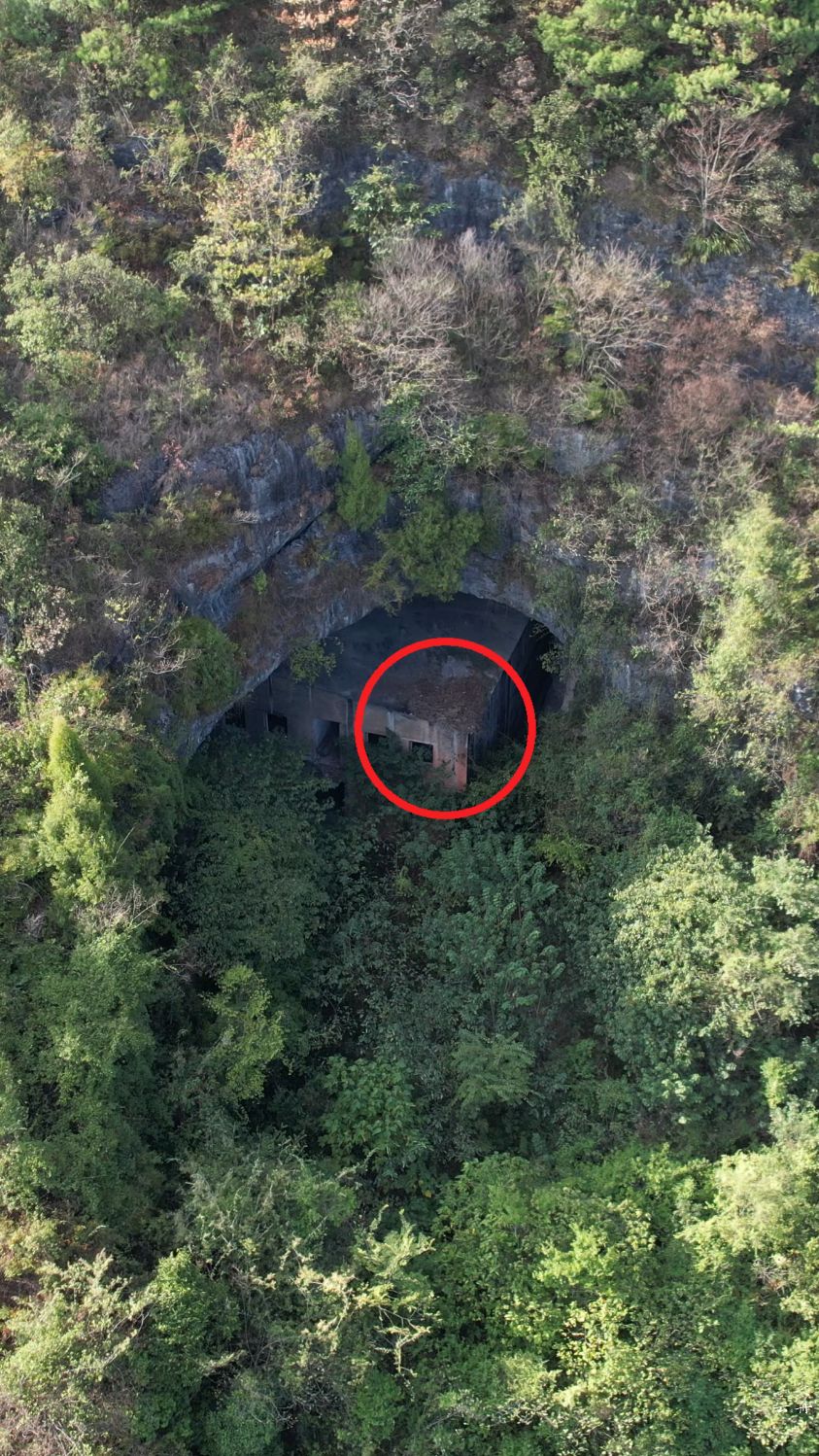 深山洞穴发现神秘建筑洞口杂草丛生是谁在洞穴建了这么大一栋房?