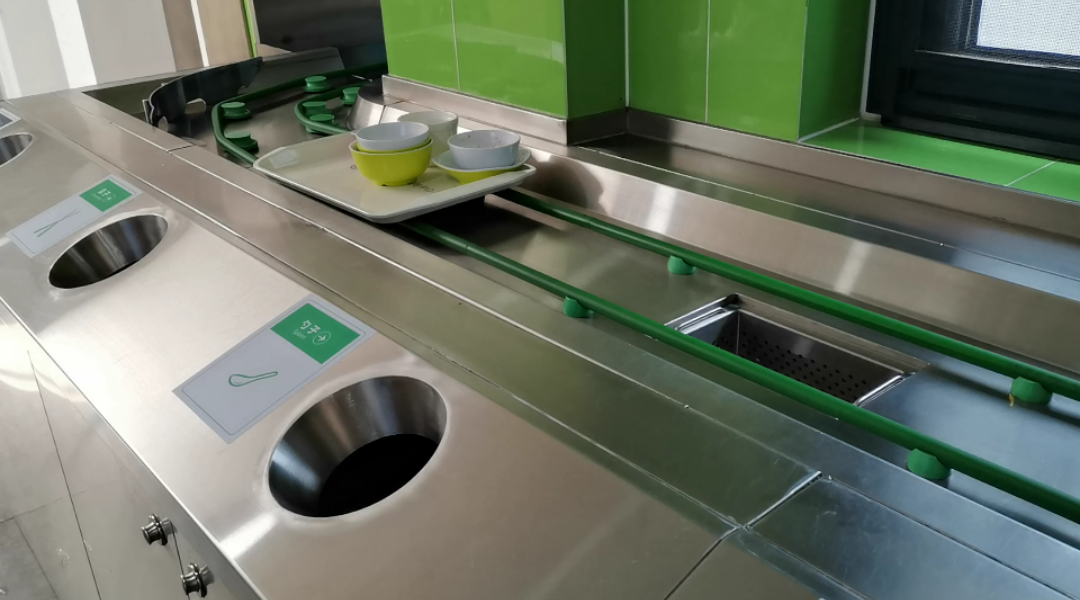 中午的吃完饭把餐具拿到回收区,然后发现有位工作人员在那拍照,而且拍