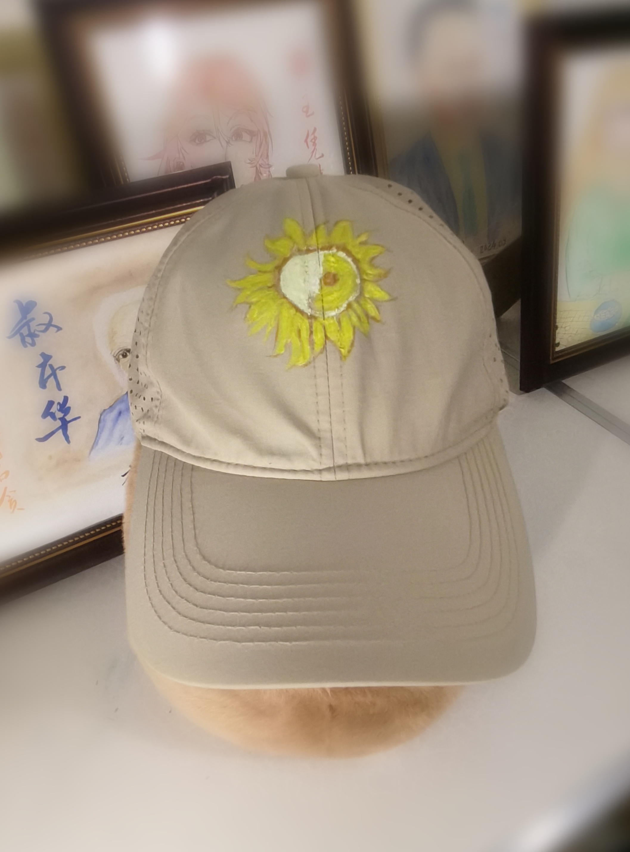 因此,把向日葵画在头顶上的帽子上,意味着我们追求成功和幸福的