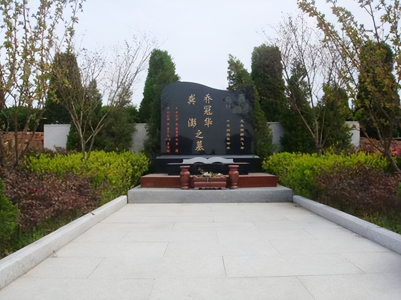 1985年,乔冠华的骨灰最终安放在了苏州东山华