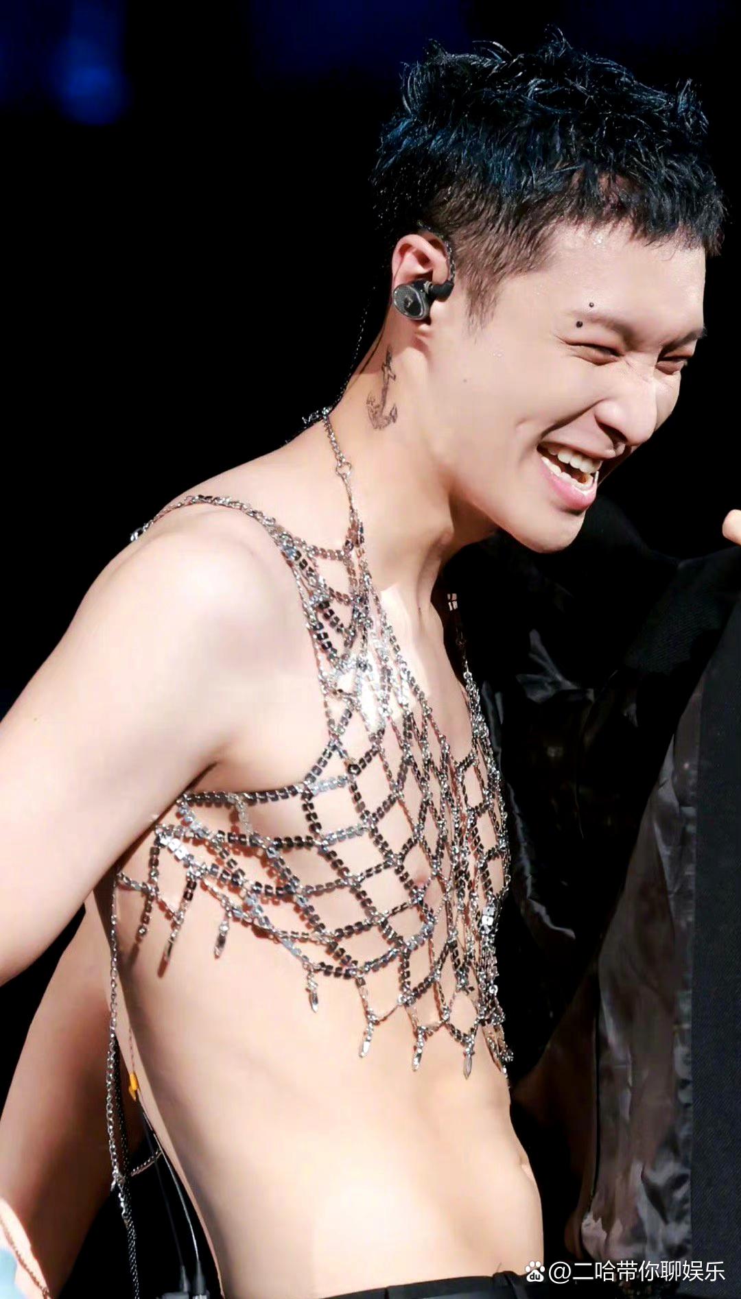 张艺兴演唱会这个妆造其实挺创新的,现场的粉丝在张艺兴脱下外套的乔