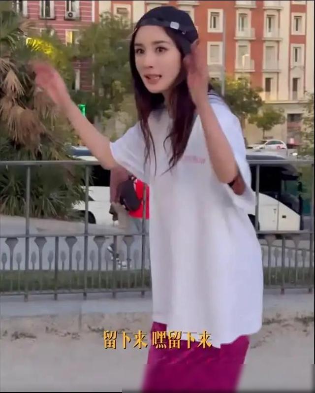 杨幂分享旅行瞬间,俏皮可爱宛如少女,疑为小糯米买礼物尽显母爱