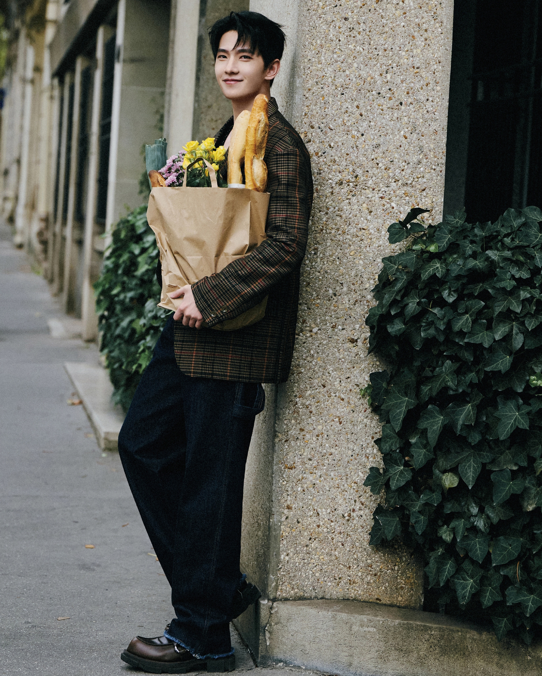 杨洋街拍尽显法式浪漫,身着低调复古格子西装,手捧鲜花与法棍,悠然品