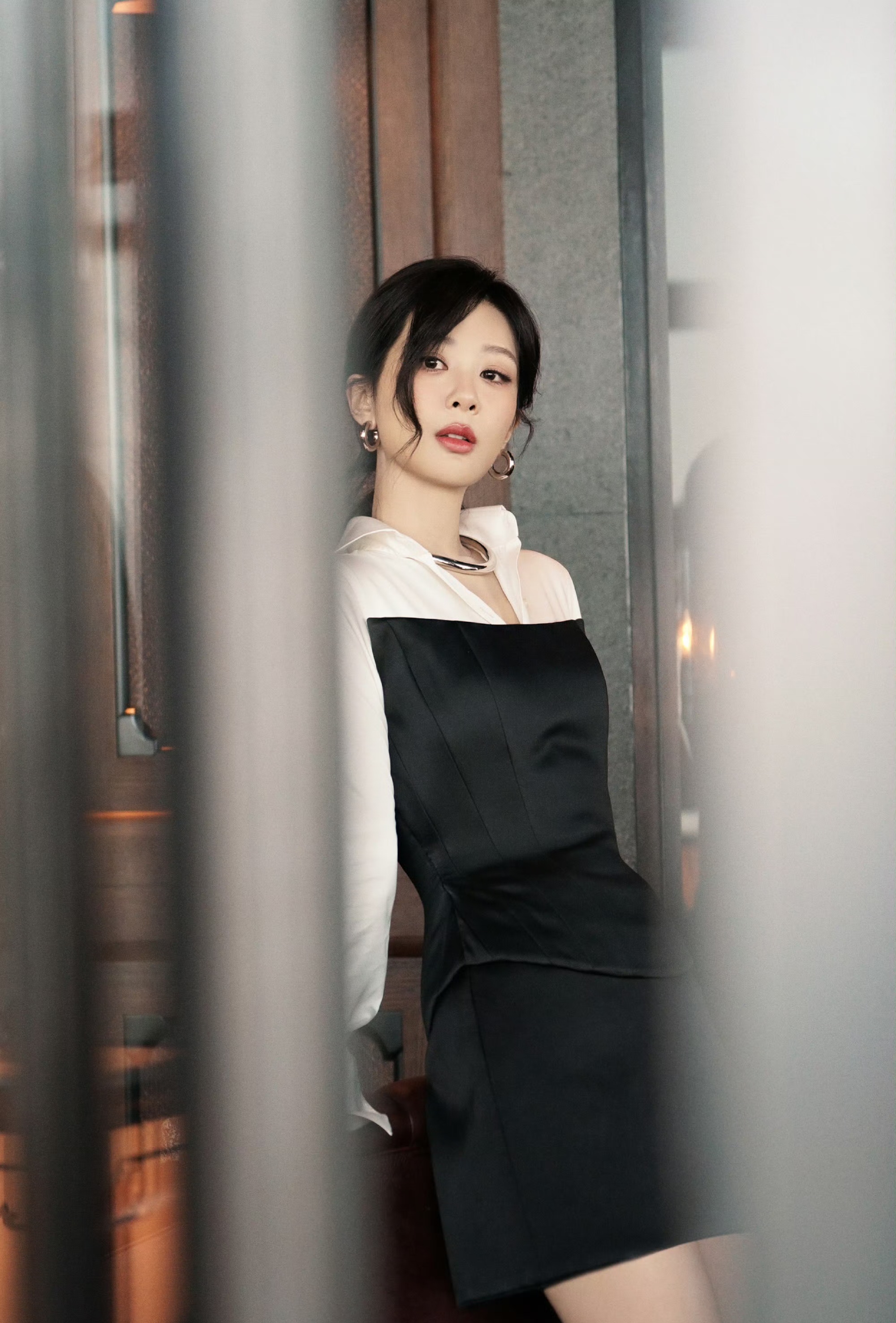 娱乐最前沿# 杨紫黑白拼色连衣裙造型知性又优雅,时尚又高级,豪门