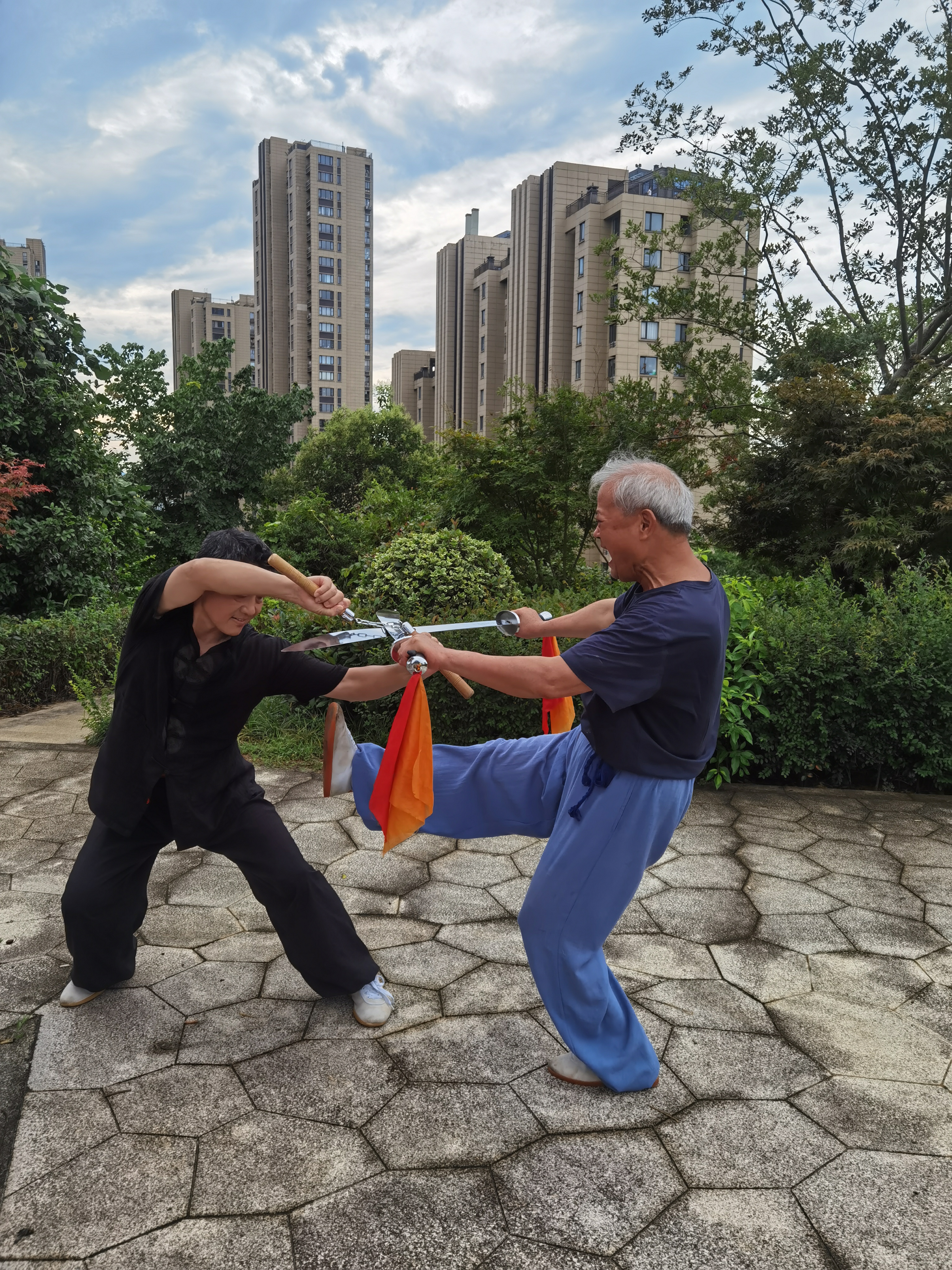 我早晨上山一起锻炼的拳友许庚文老先生,七十六岁,原上海武警总队武术