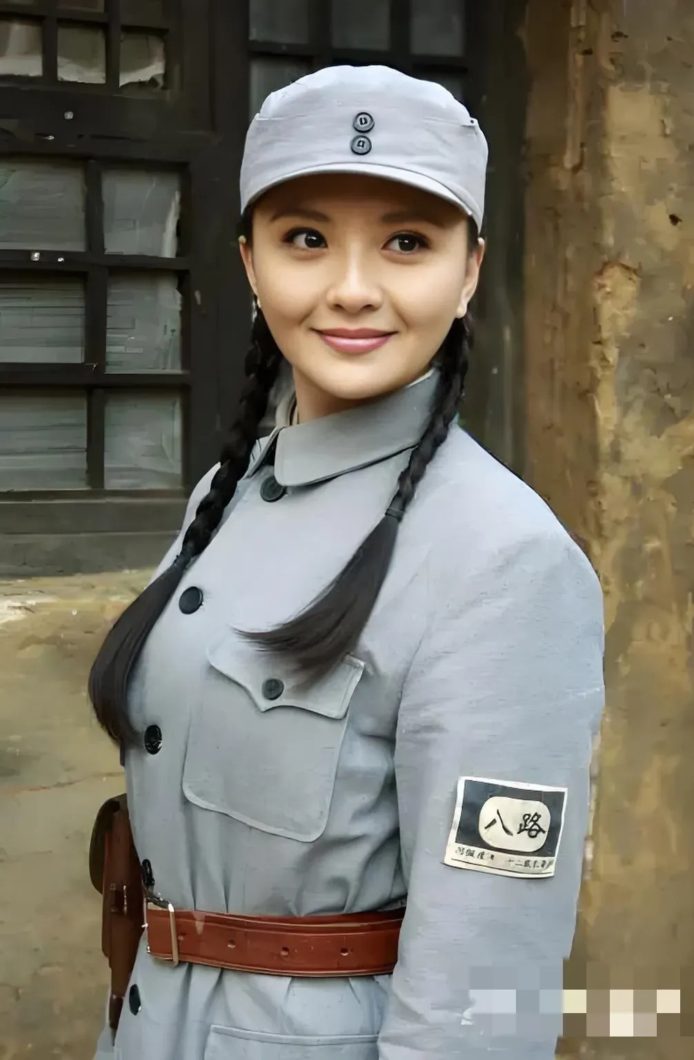 1941年,晋察冀边区,三名八路军女战士即将奔赴前线,这是她们出发前的