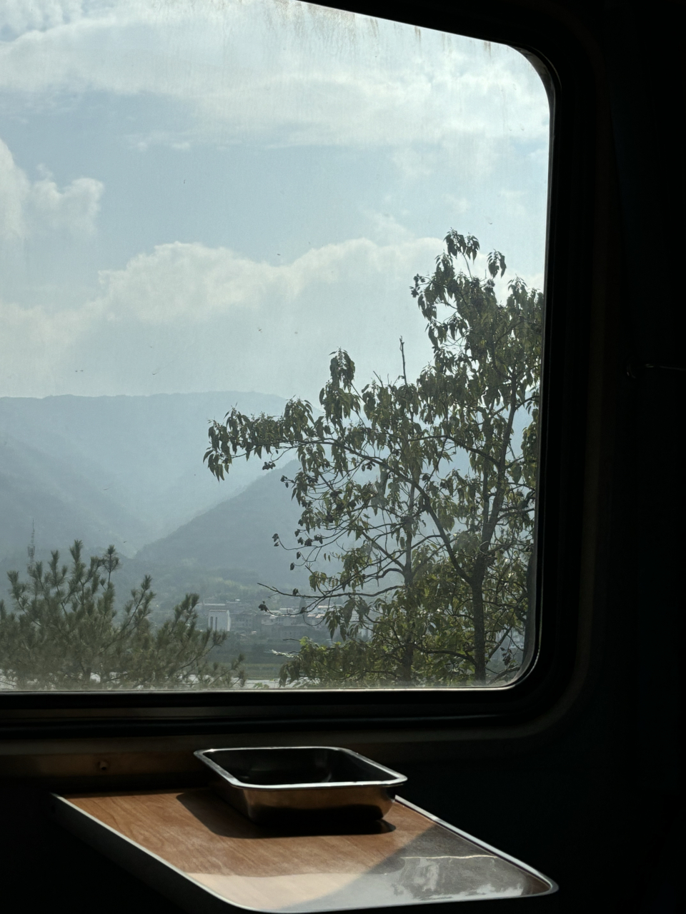 坐慢火车,经过浙江丽水,感觉车窗外的风景挺静美