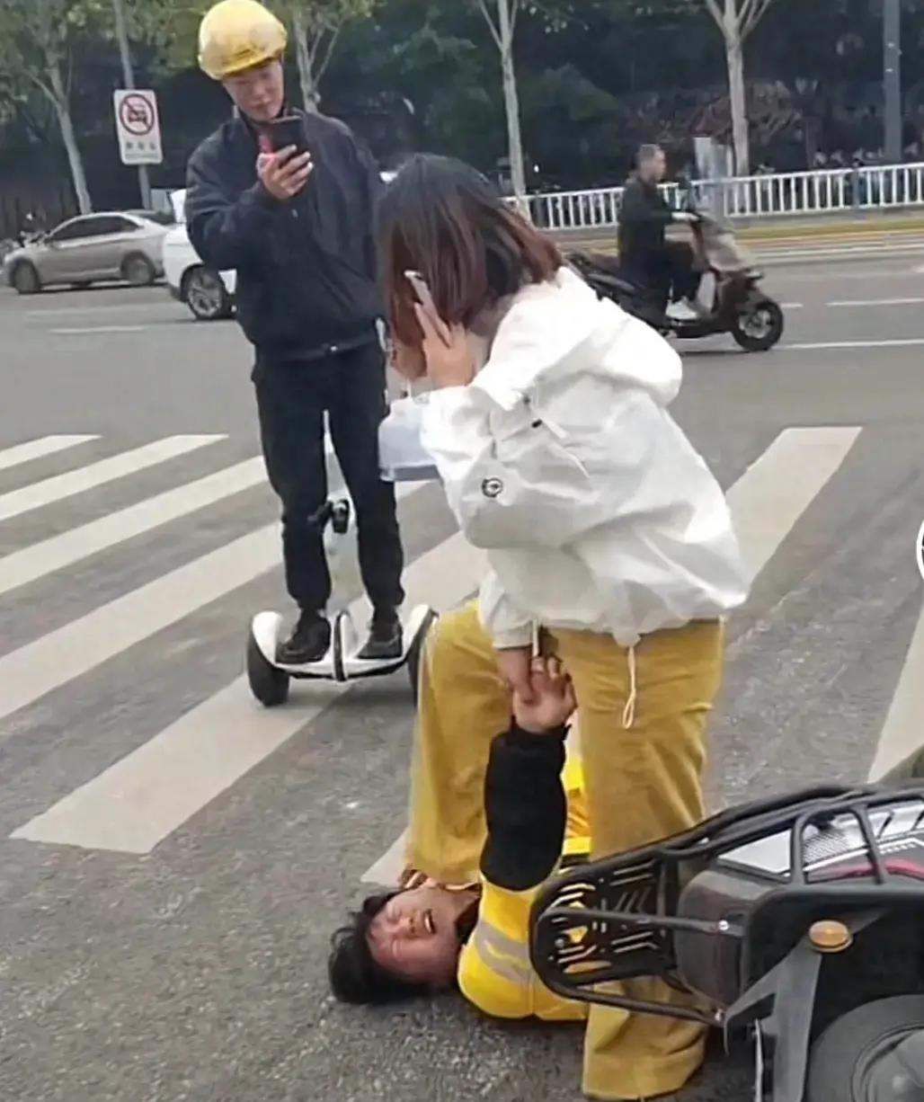 来真的!重庆外卖小哥被女子当街用脚踩头,目击者留言,网友麻了