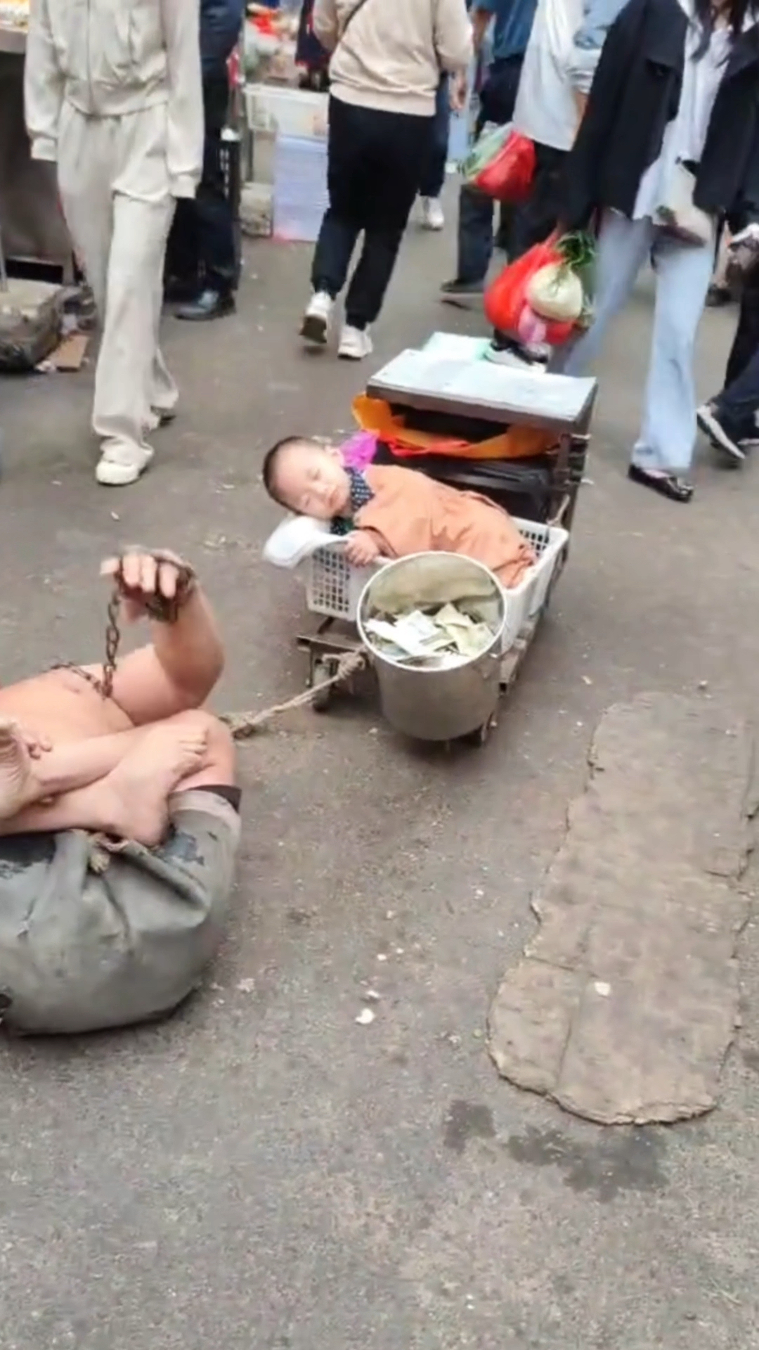 菜市场残疾男子带着一岁半小孩大街乞讨,感觉他们两个都是受害者