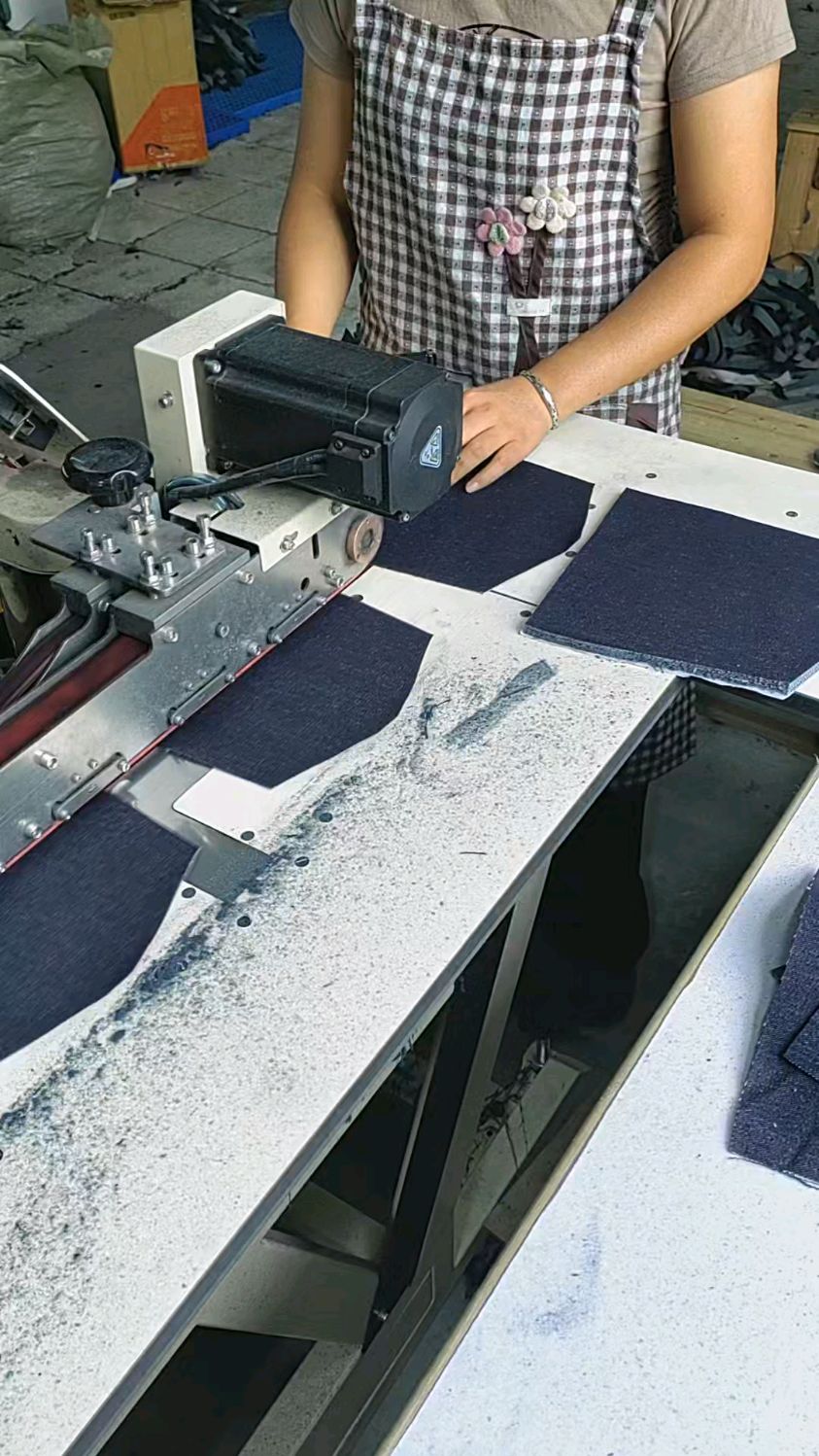 工厂实拍牛仔裤自动卷袋机#自动化缝纫设备