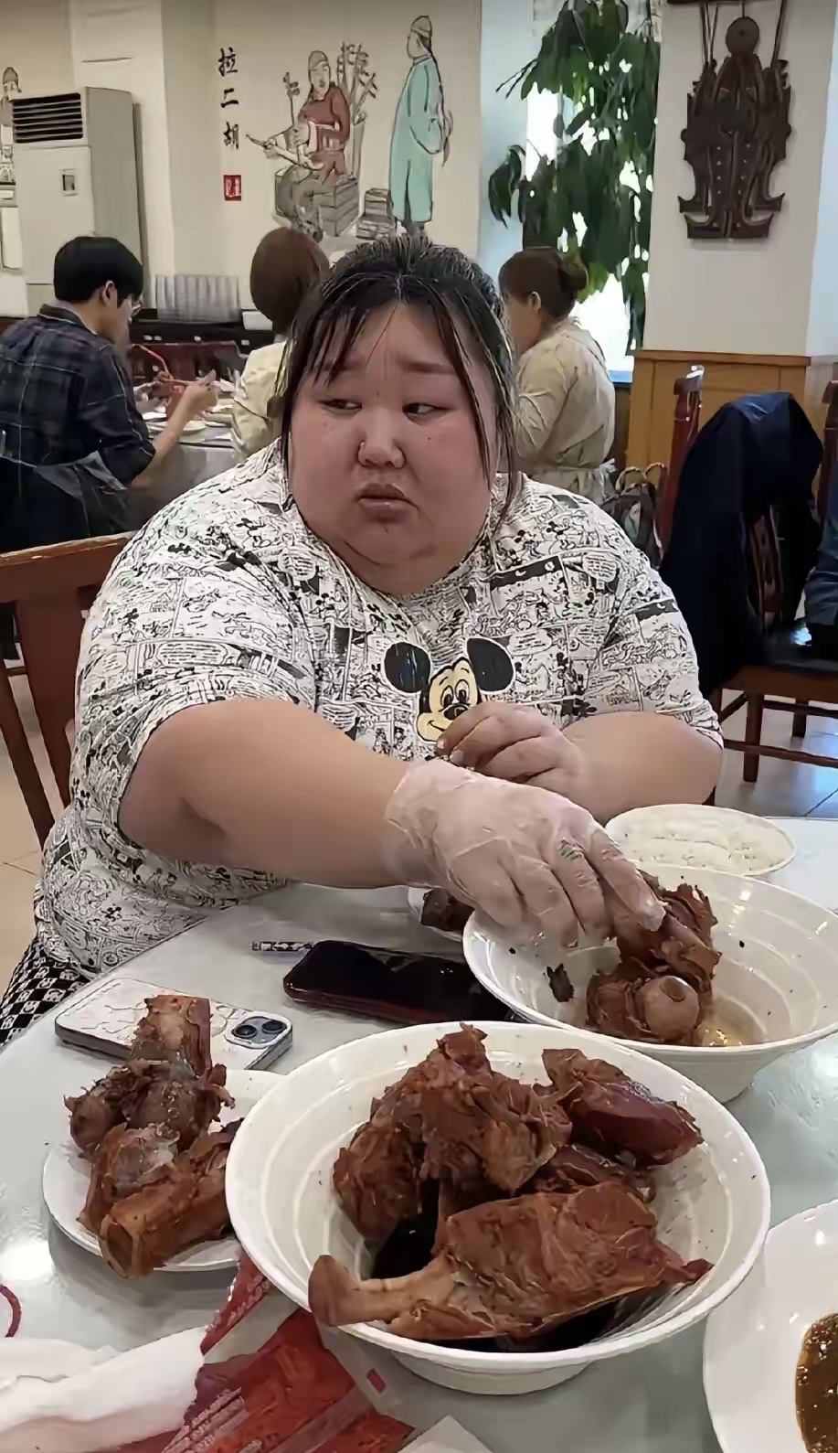 老板看到这一幕,惊讶得张大了嘴巴大胖妞图片大胖妞胖妞照片丑女吃饭