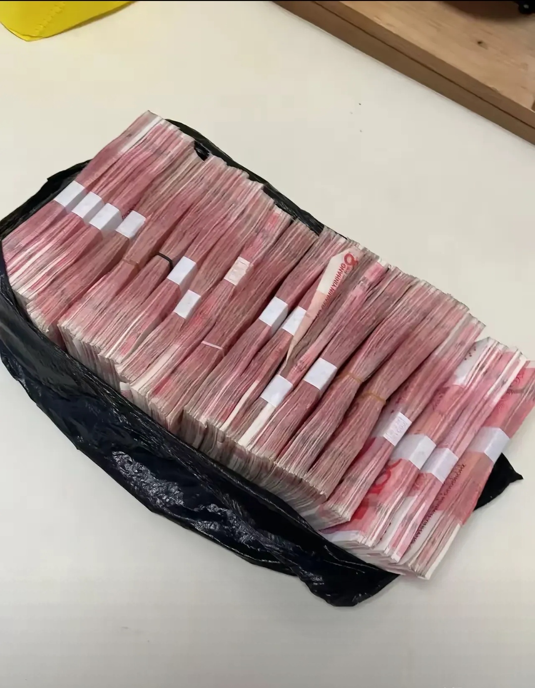 海南机场一55岁保洁员捡到一个黑色的塑料袋,打开一