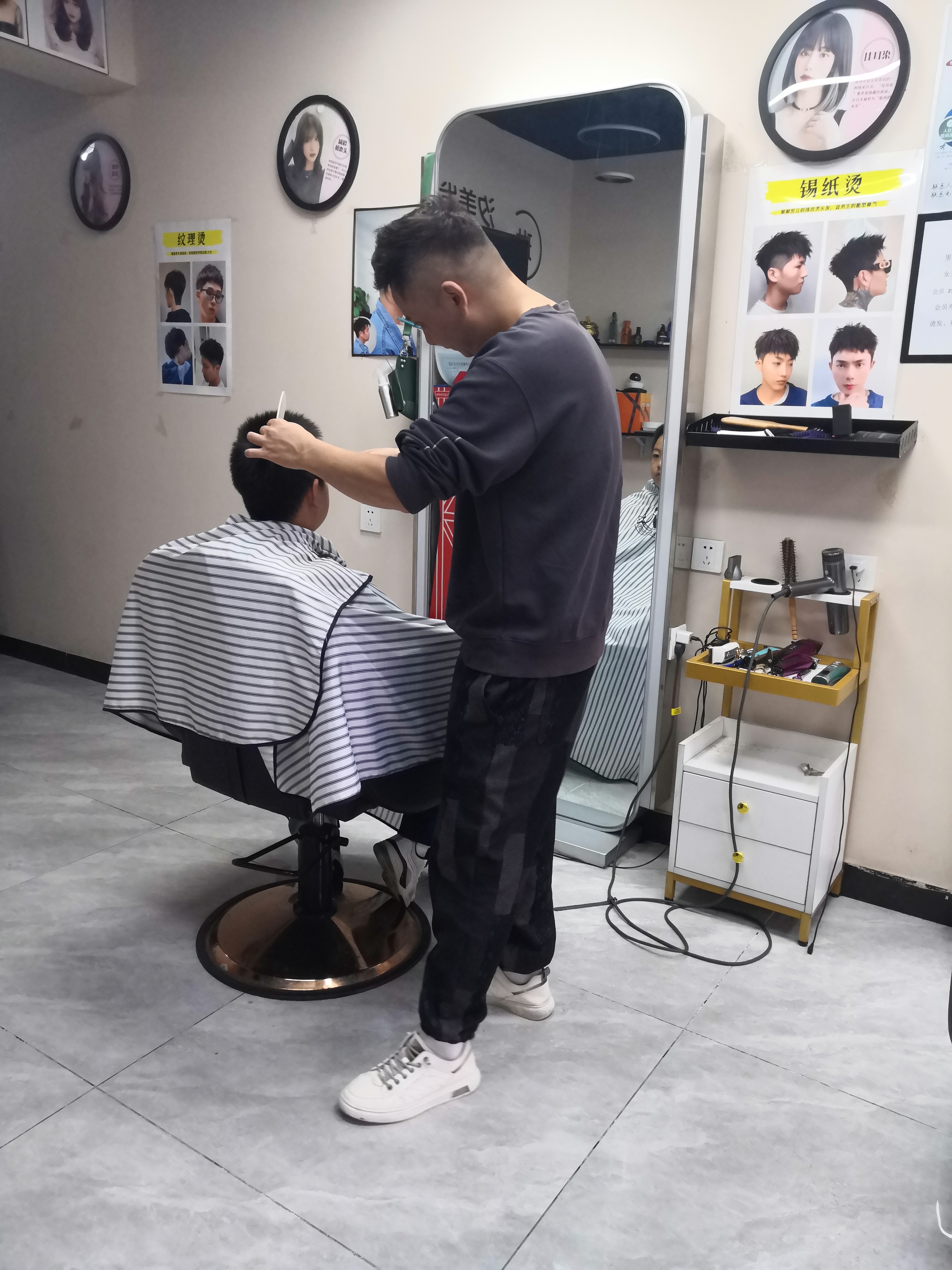 过十一国庆节忙着吃喝玩乐 头发长得像个刺猬没空来理发店 这周