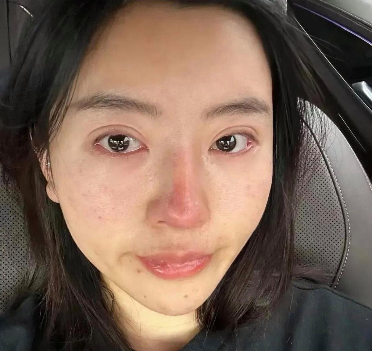 他离开的时候,示意我去检查一下沙发