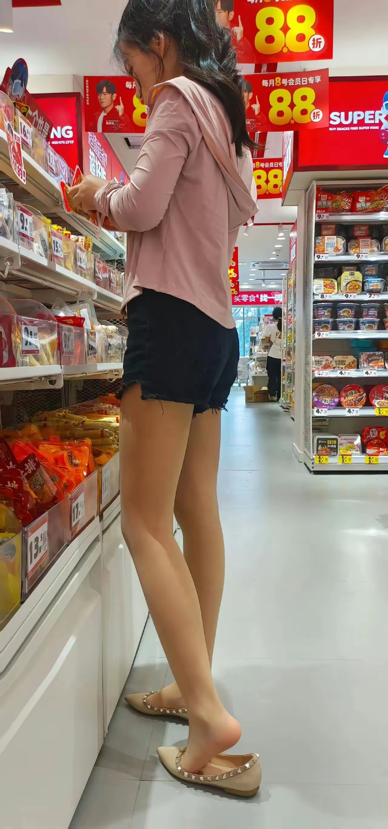 肉色丝袜配裸色平底鞋,皮划艇穿搭突显大长腿