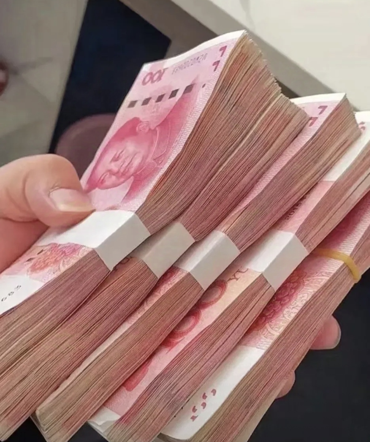 今天,他竟然开了一辆豪车,来我家找我.我说:"表弟,你是不是来还钱的?