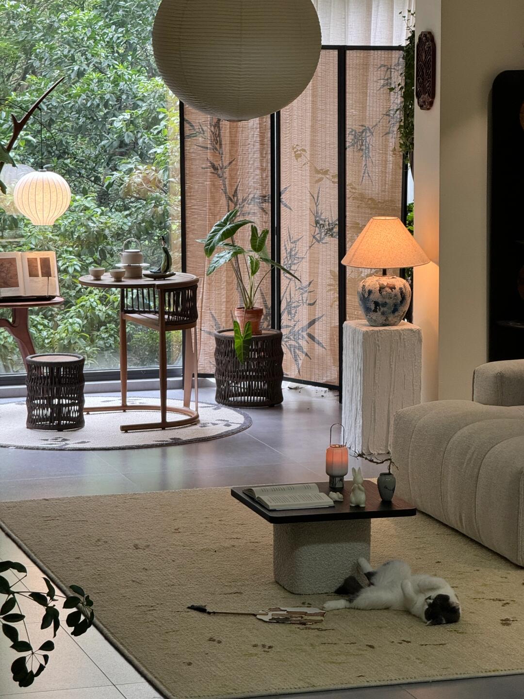 她家建筑面积在130平,整体以宋式美学为主,阳台不做晾晒去,改成休闲