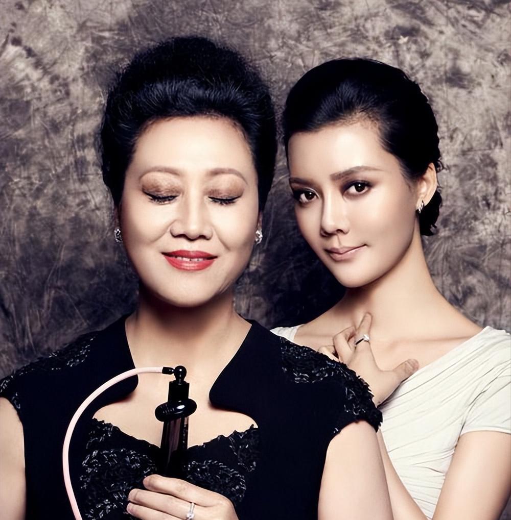 一天深夜,王丽云拍完戏回家,突然发现自己没带钥匙,她让前夫送钥匙