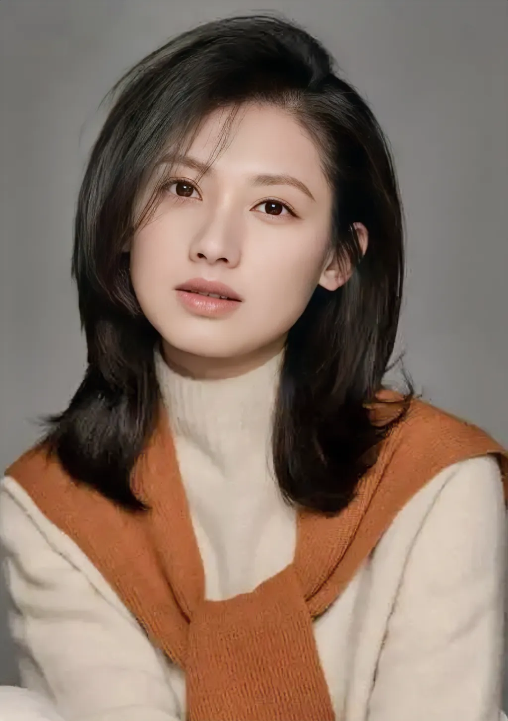 她是一位回族姑娘,辽宁大连人.