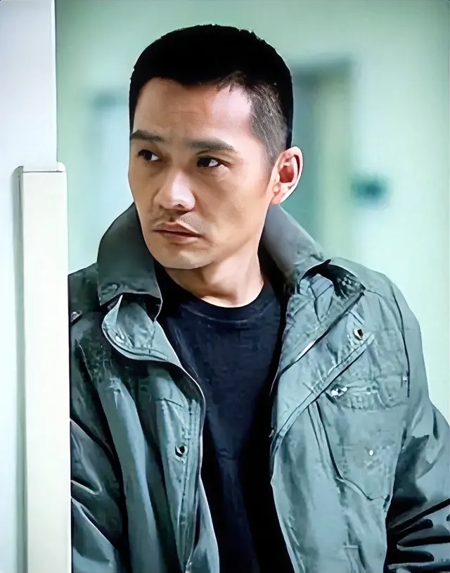 他凭借《闯关东》里的义匪震三江迅速成名,凭借《父母爱情》里的老丁