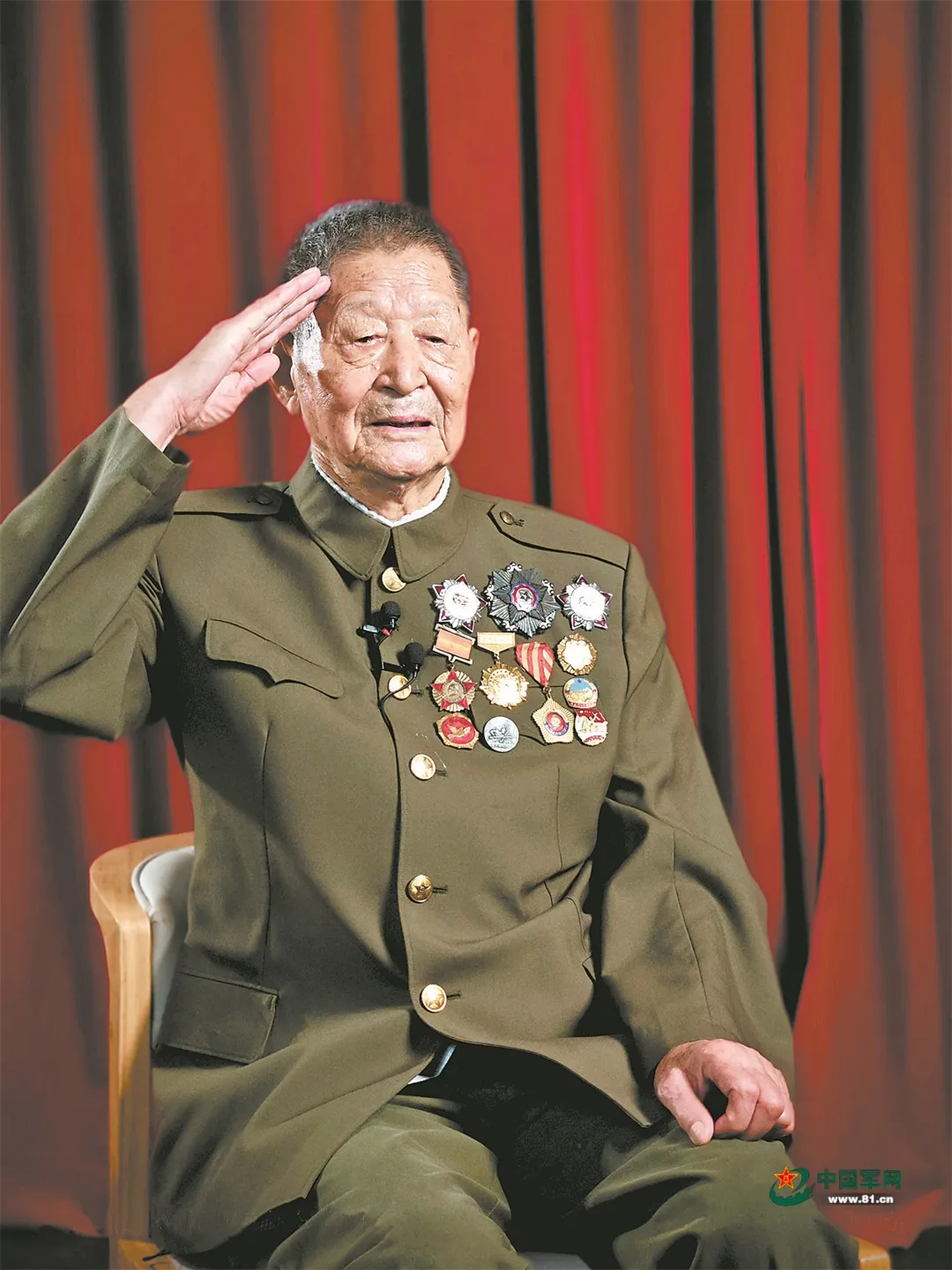 1953年抗美援朝,一名只有22岁的小战士独自下阵地找水,突然,从一个