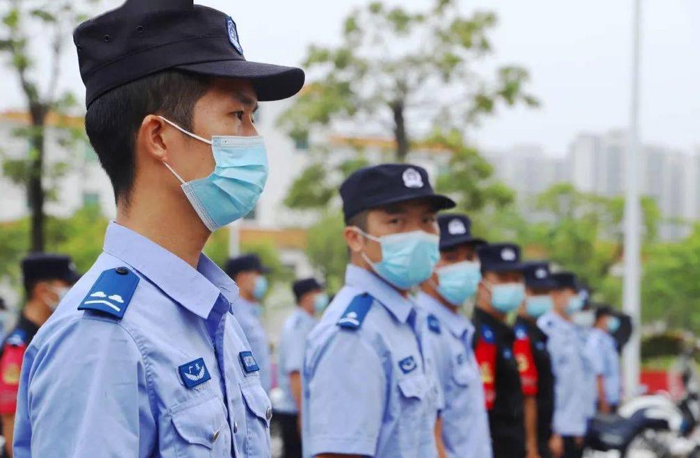 公务员减少20%,会有什么影响?老邓和你聊聊背后的真相!