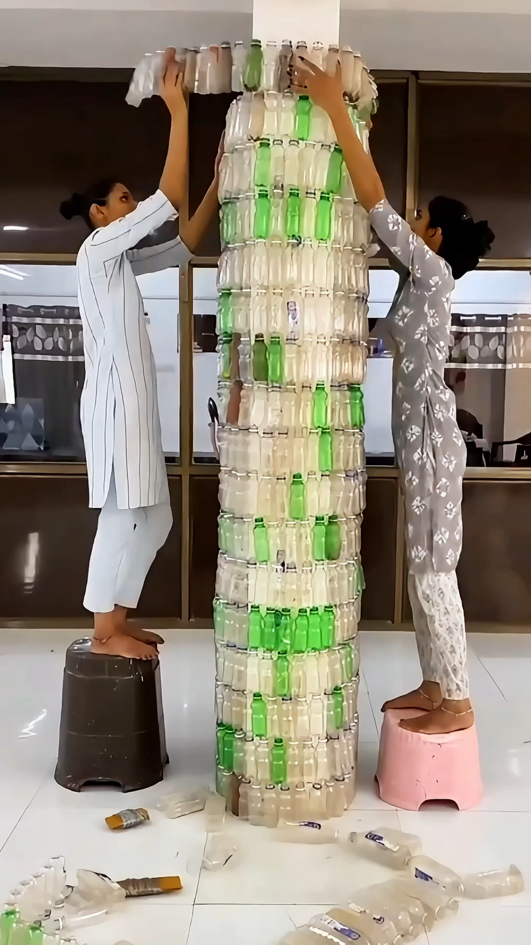 国外的手工能人,用矿泉水瓶做艺术品
