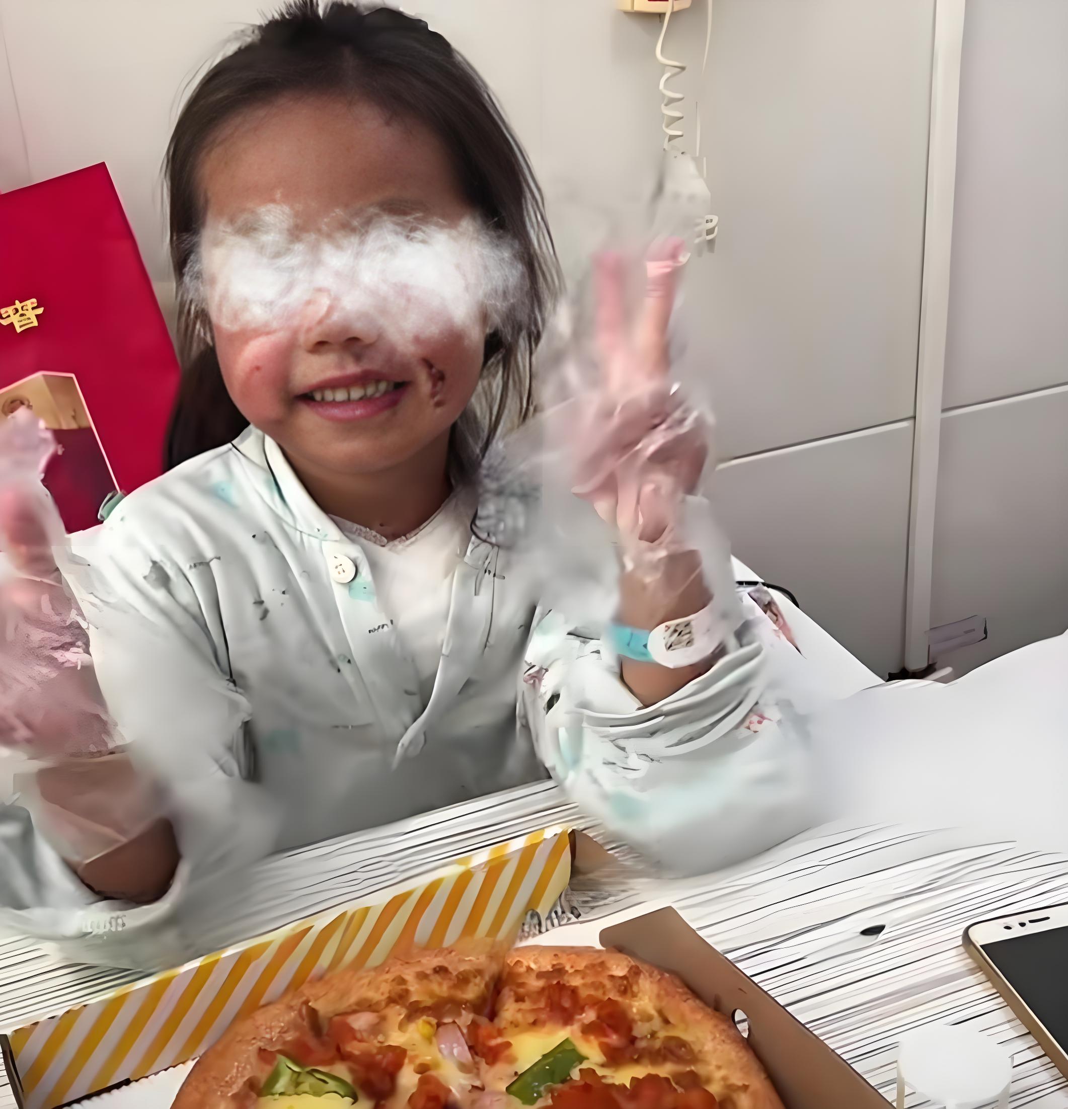 小孩子的暴行 一个6岁的小女孩被一个六年级的大男孩用开水从头淋到