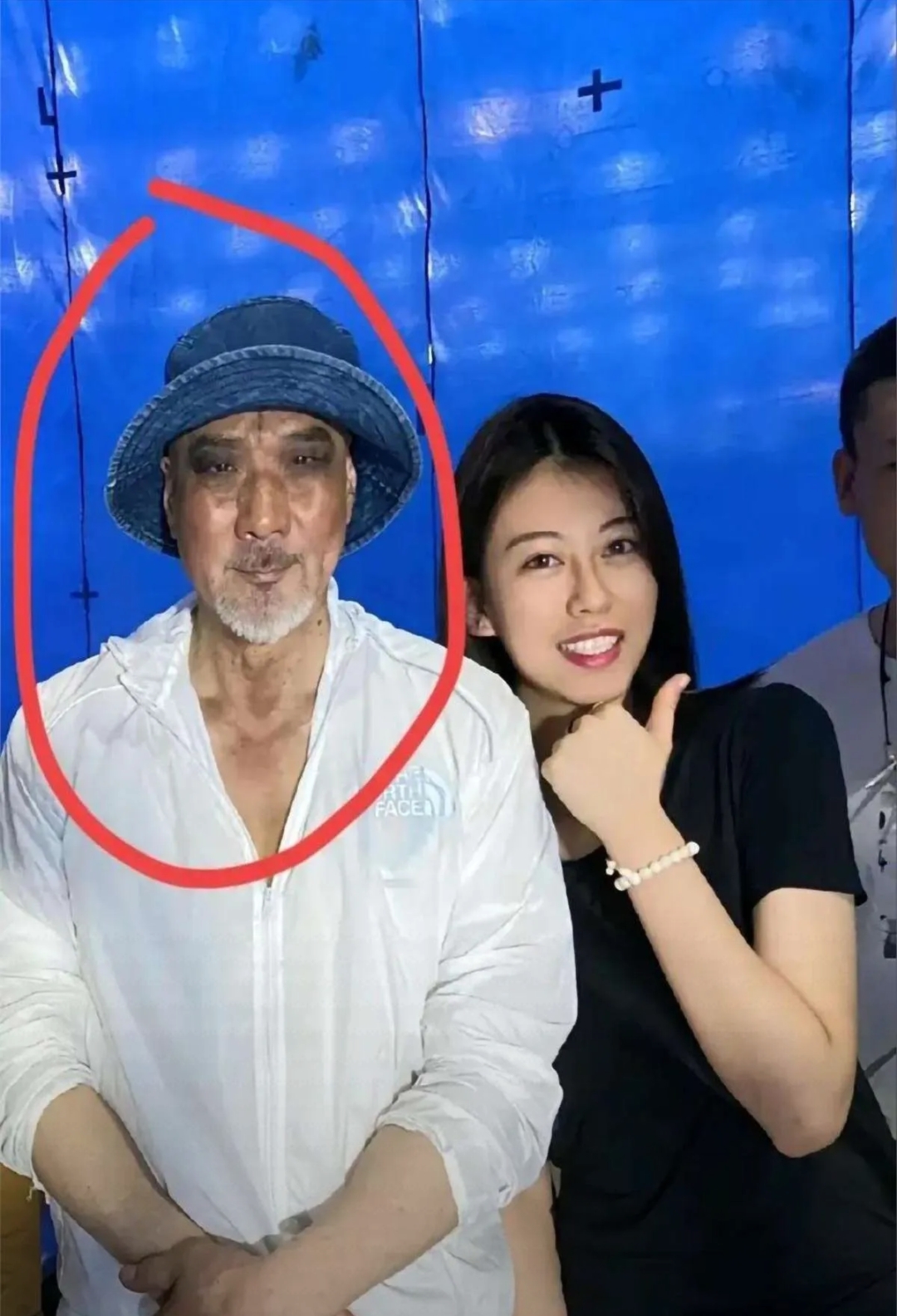 徐少强,这位曾经的香港武术演员,以其矫健的身姿和深厚的武艺征服了无