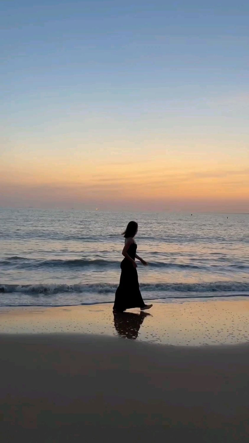 海边漫步的长裙女孩!