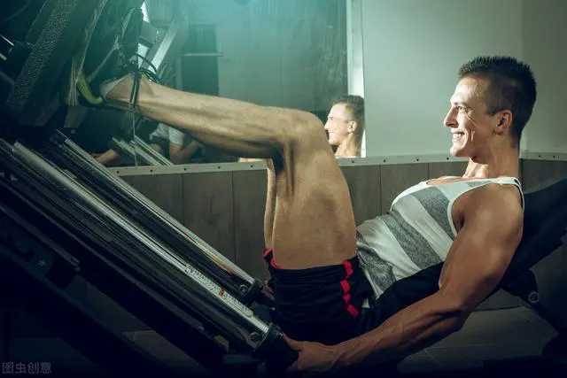 7个徒手练腿动作,坚持3个月,强壮下肢力量,增肌减脂  一提到练腿,相信