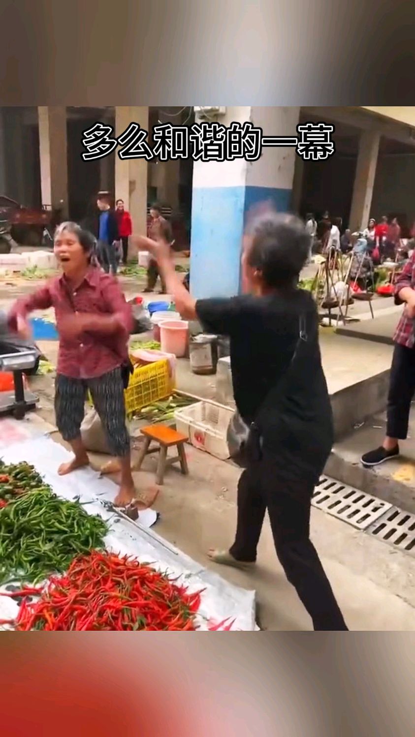 生活不易,两个老太太为对方加油打气