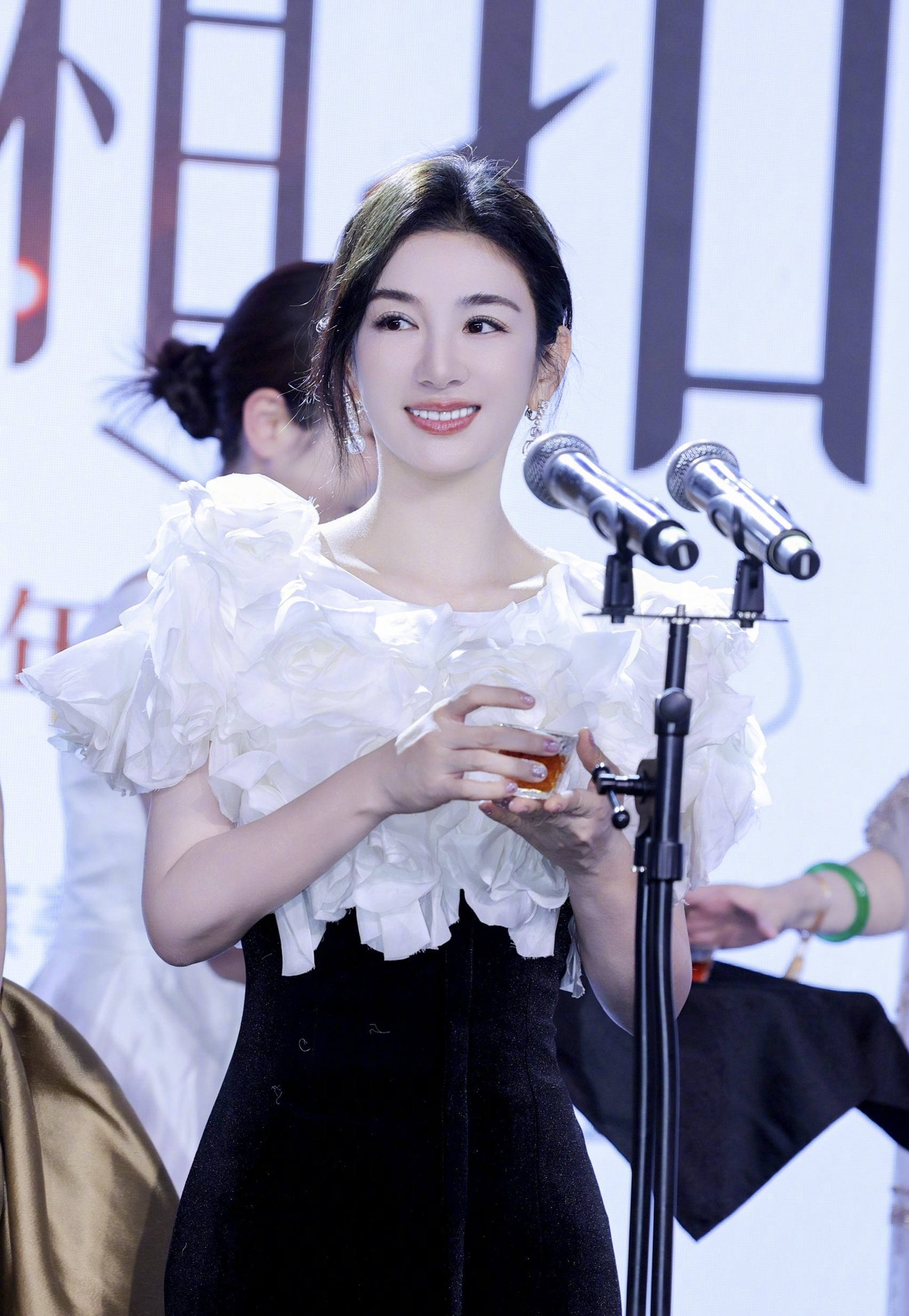 黄奕办慈善晚宴,10年时间,成立的天使宝贝基金陆续帮助了近2000个烧