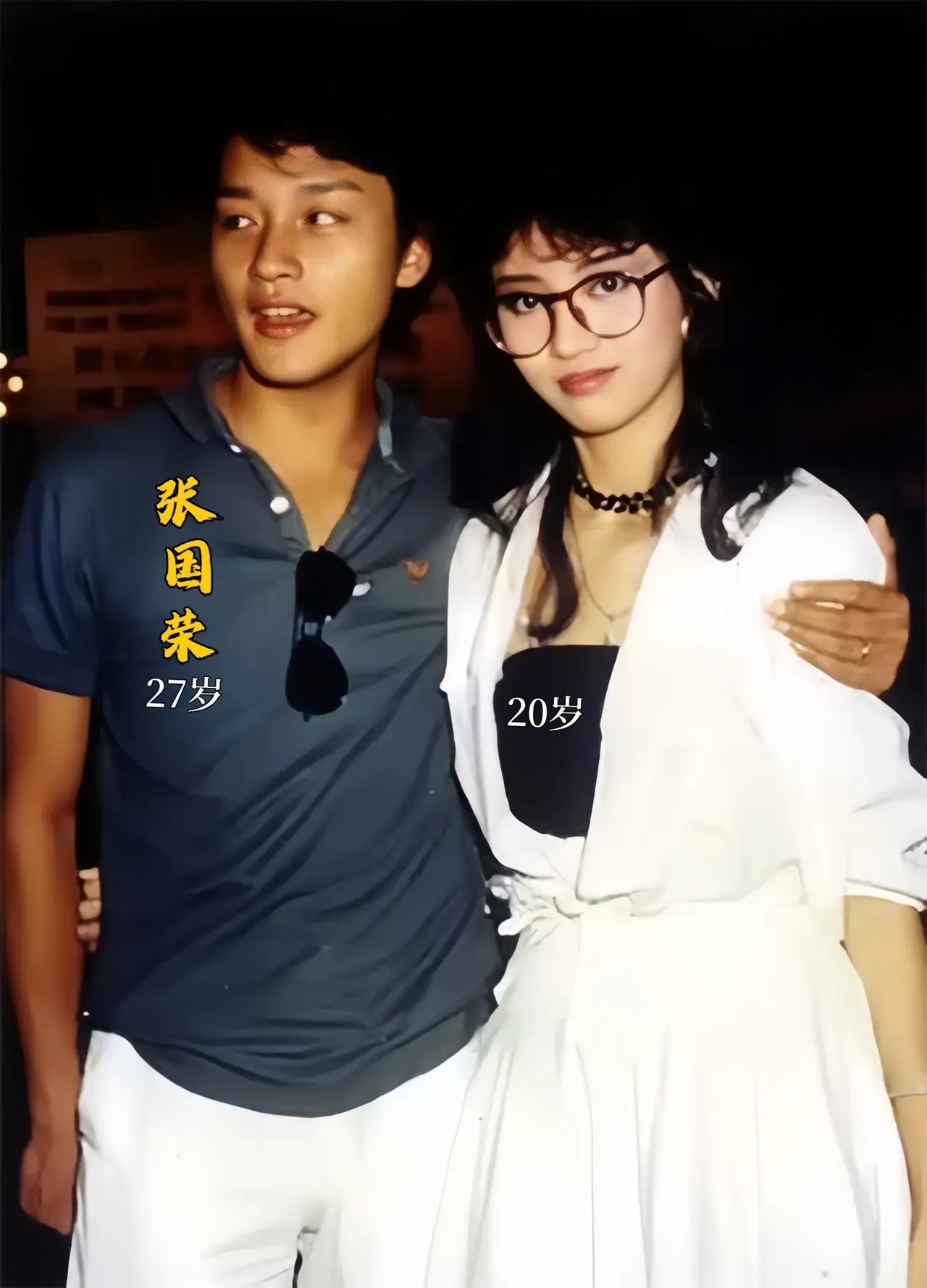 27岁的张国荣一如既往的年轻帅气,而旁边的她当时20岁,戴上眼镜好像一