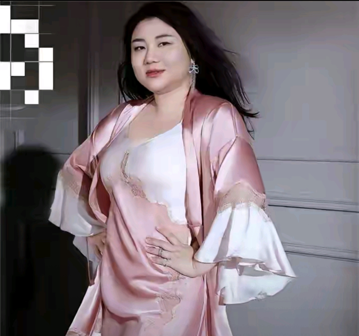 杨天真icon身穿丝绸睡衣拍摄维多利亚的秘密内衣广告,照片一经发布