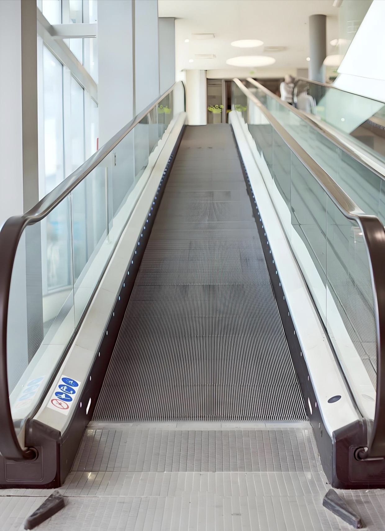 带3岁儿子逛商场,光顾着自己低头玩手机,儿子从3楼的自动扶梯坠到1楼