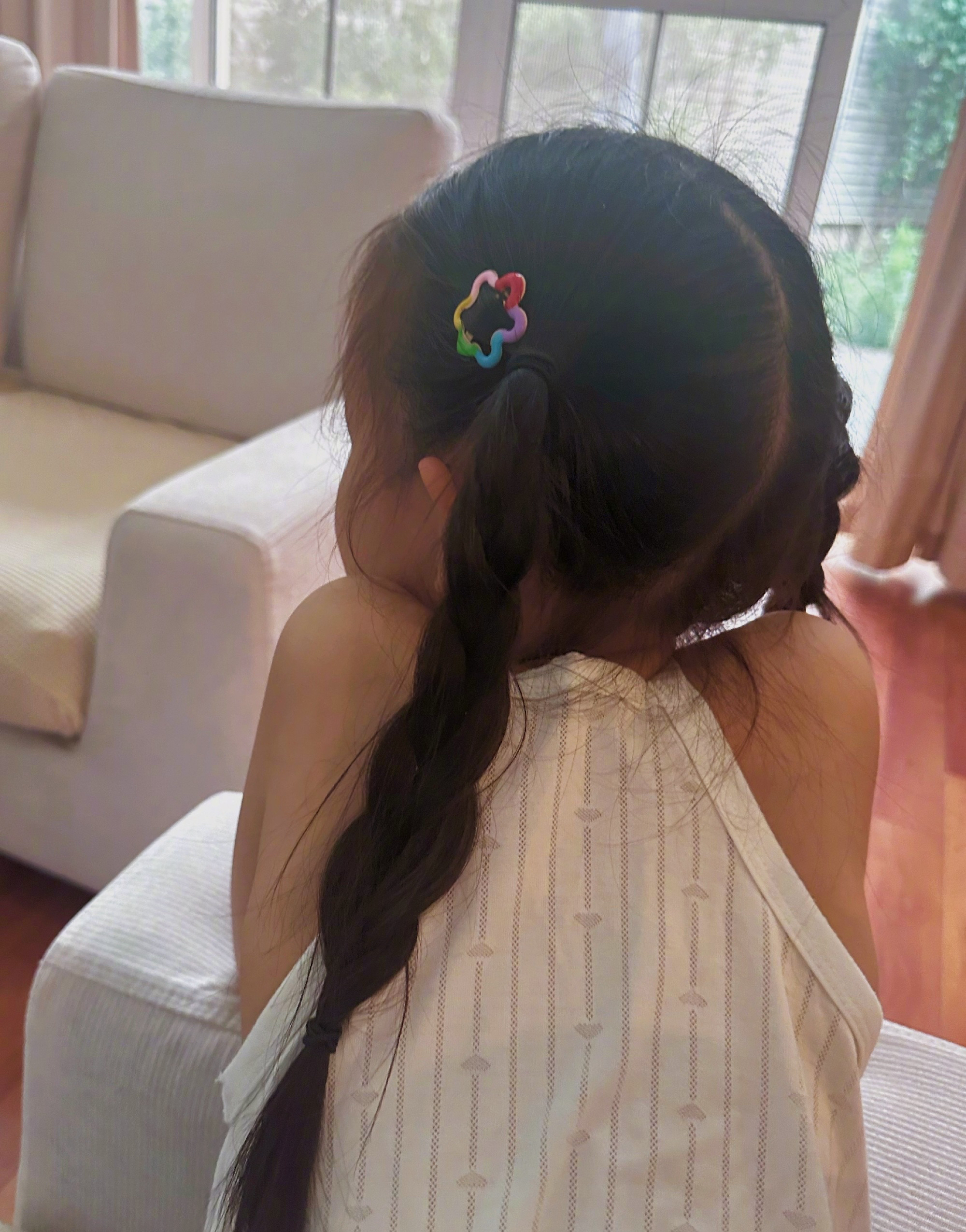 孙怡晒7岁女儿近照 孙怡女儿扎着两个麻花辫非常可爱