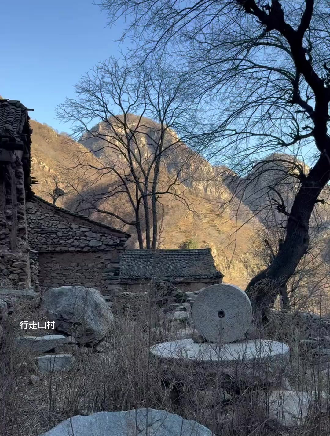 阳泉盂县太行山里的一个古老小山村,人去楼空的石头老房子
