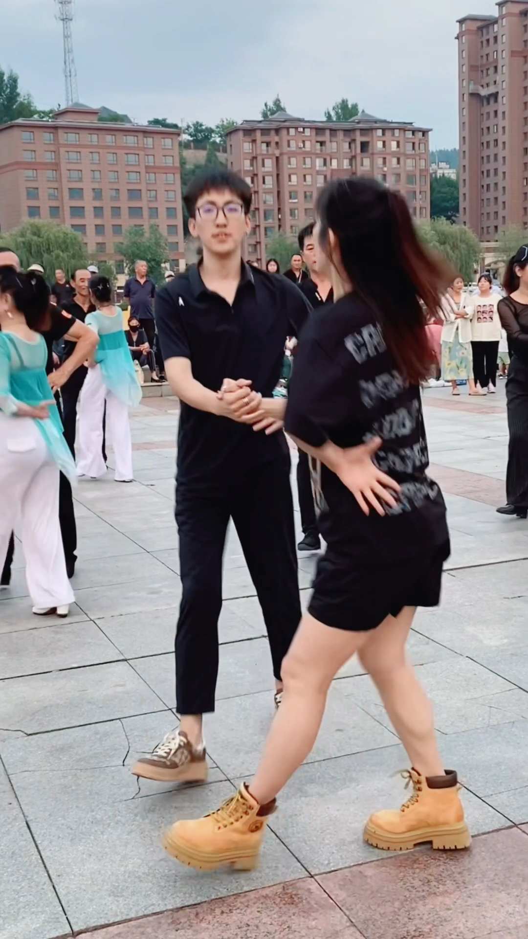 姐弟组合来到广场给大家跳舞来啦.