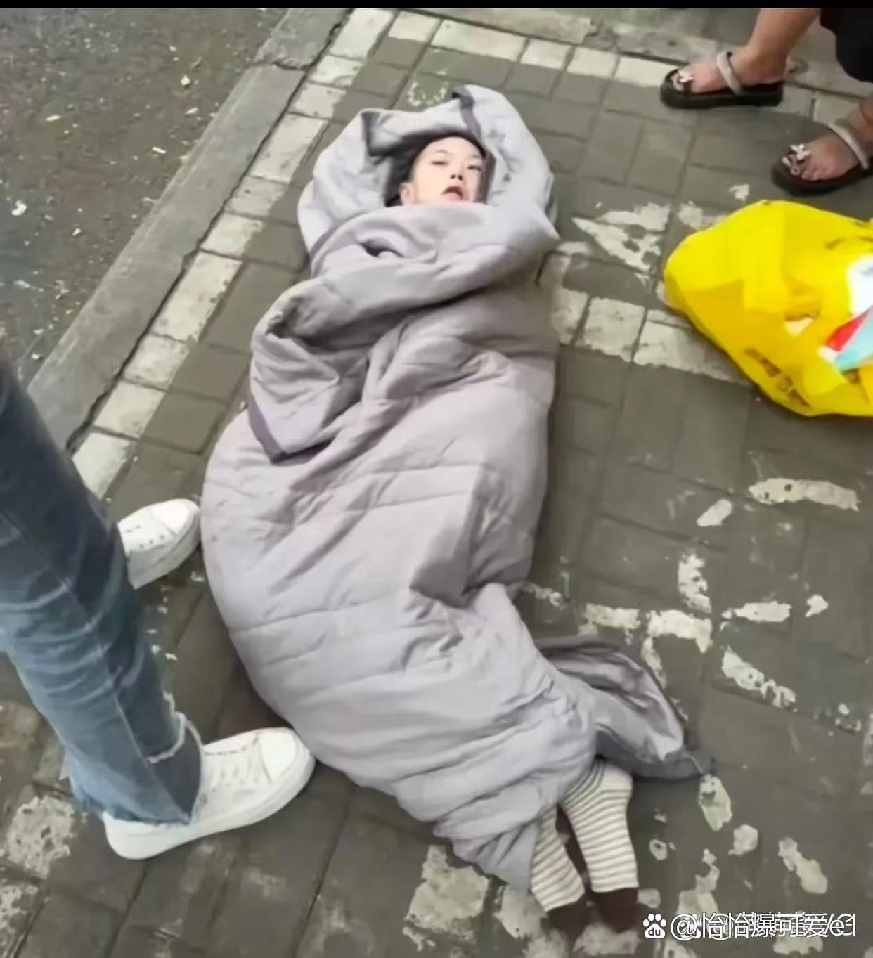 近日郑州街头发生了一起令人痛心疾首的事件一个