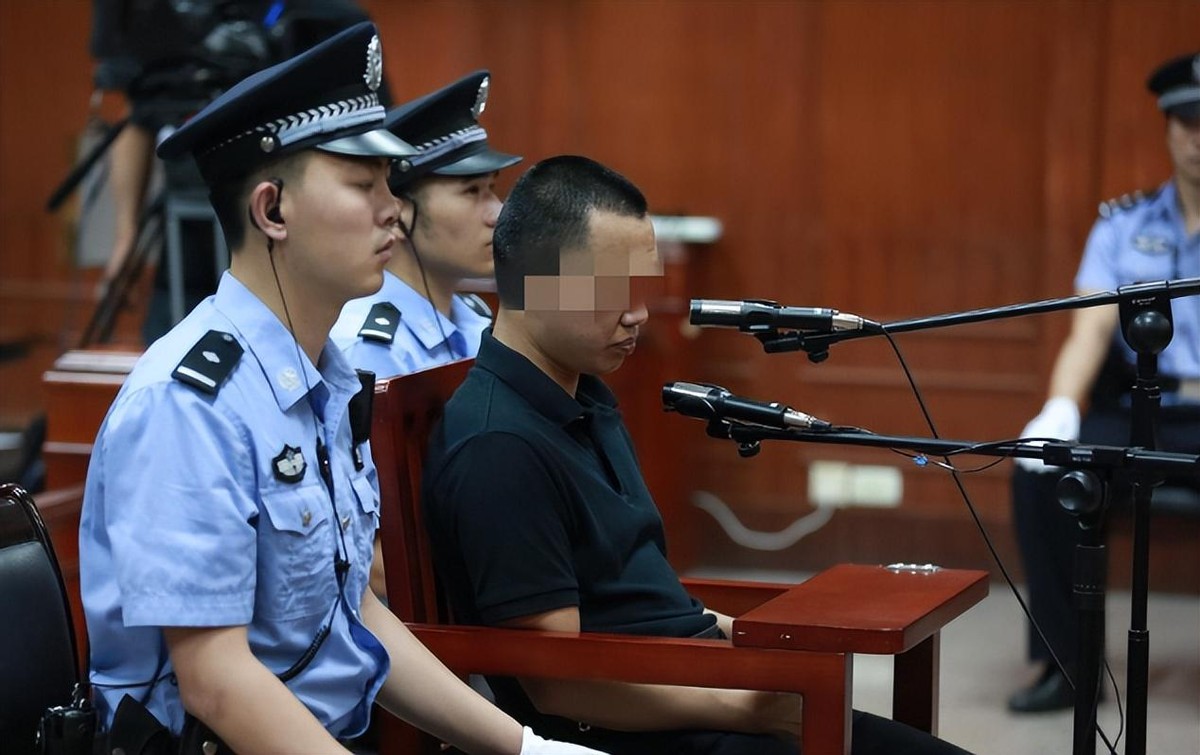 "我把裸露的电线缠在母亲手上,按下了电源开关