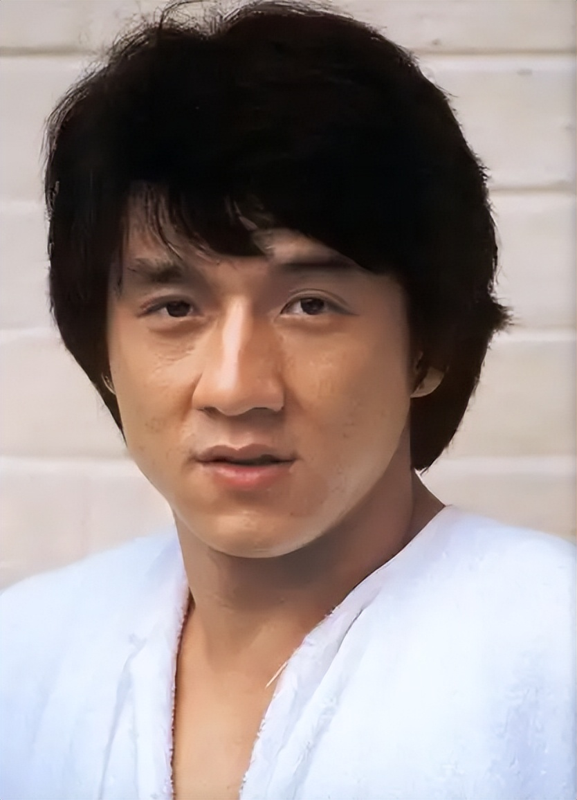 那年,17岁的成龙和一个年轻人在歌舞厅争夺一个"9号"女郎,成龙二话不