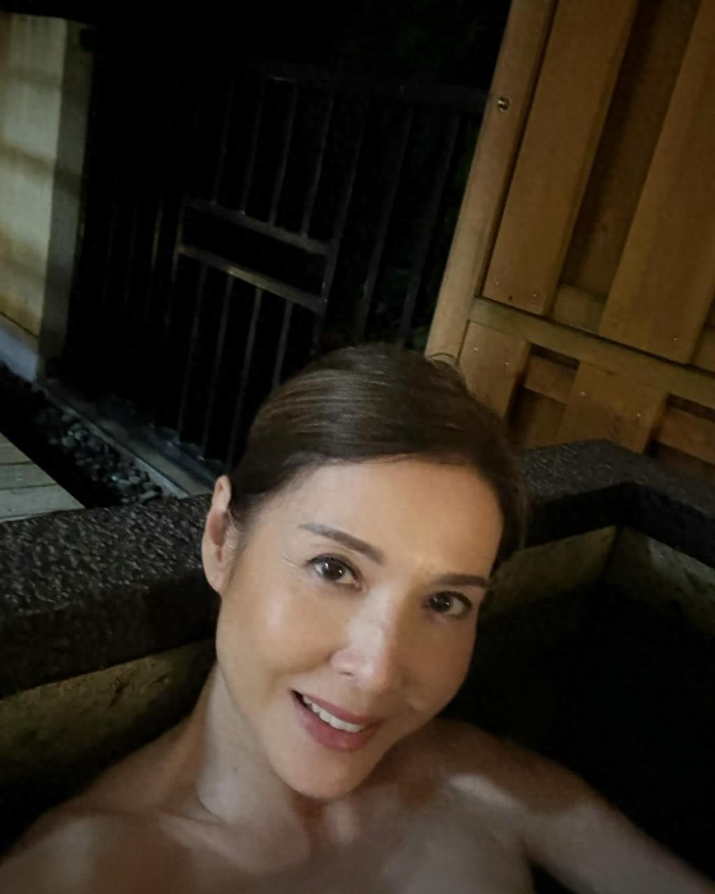 90年代tvb花旦李婉华复出引争议,晒出疑似全裸温泉照反击!