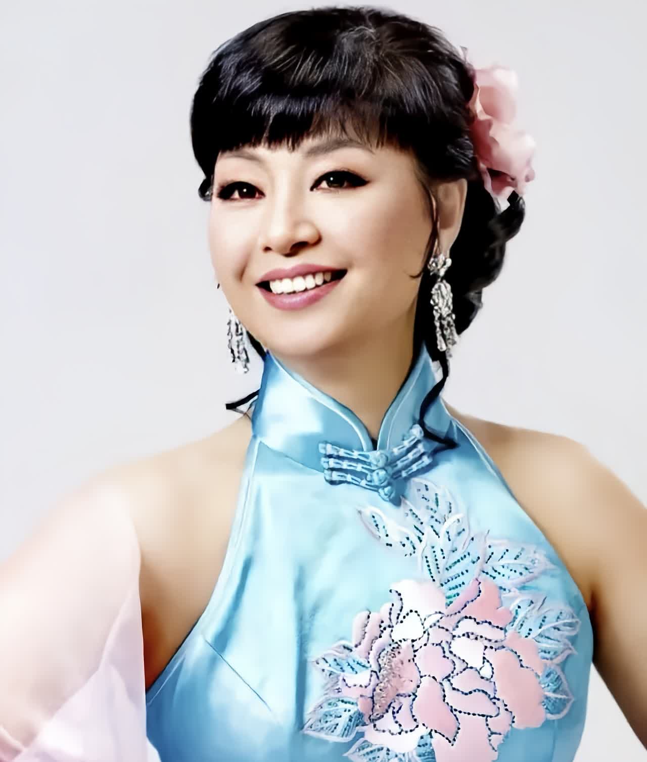 1987年,31岁的殷秀梅嫁给了大自己十岁的程志,结婚当晚送走宾客