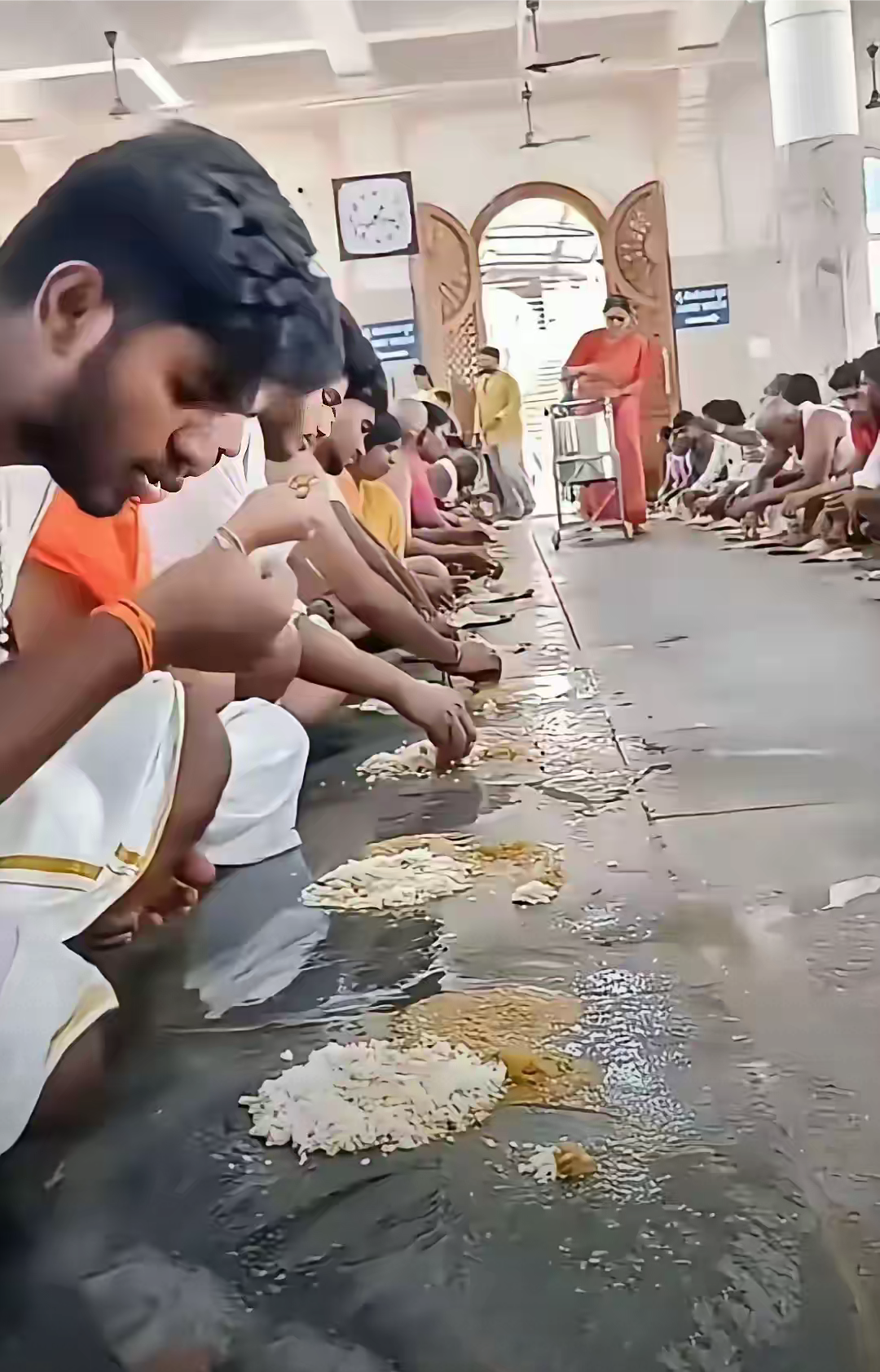 印度人聚餐,席地而坐就算了,吃饭直接倒地上用手抓吃,就不能铺张树叶
