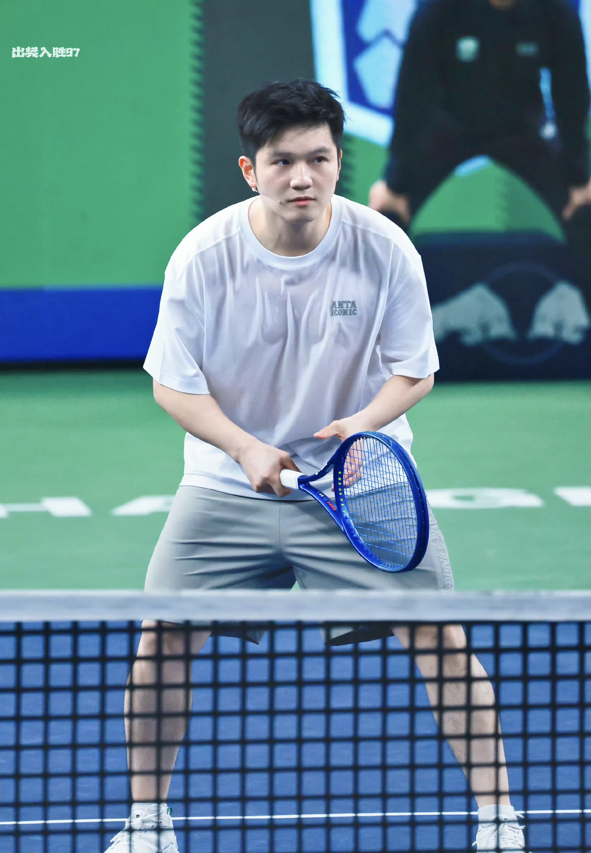 樊振东打网球赛的时候汗湿衣服了,吓得小胖一直弄胸脯,但是没用,还是