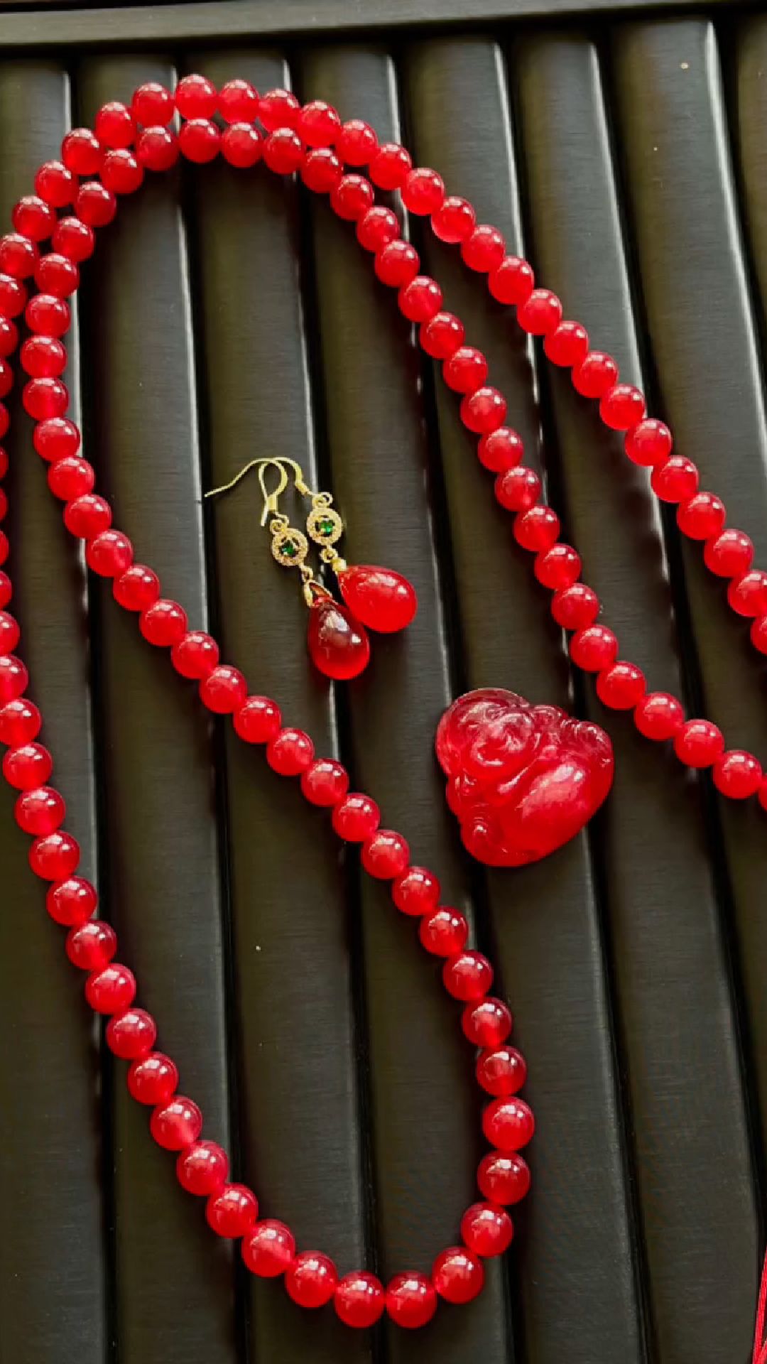 高冰红翡翠弥勒佛项链耳坠,选料上乘,冰透水润,满色通透