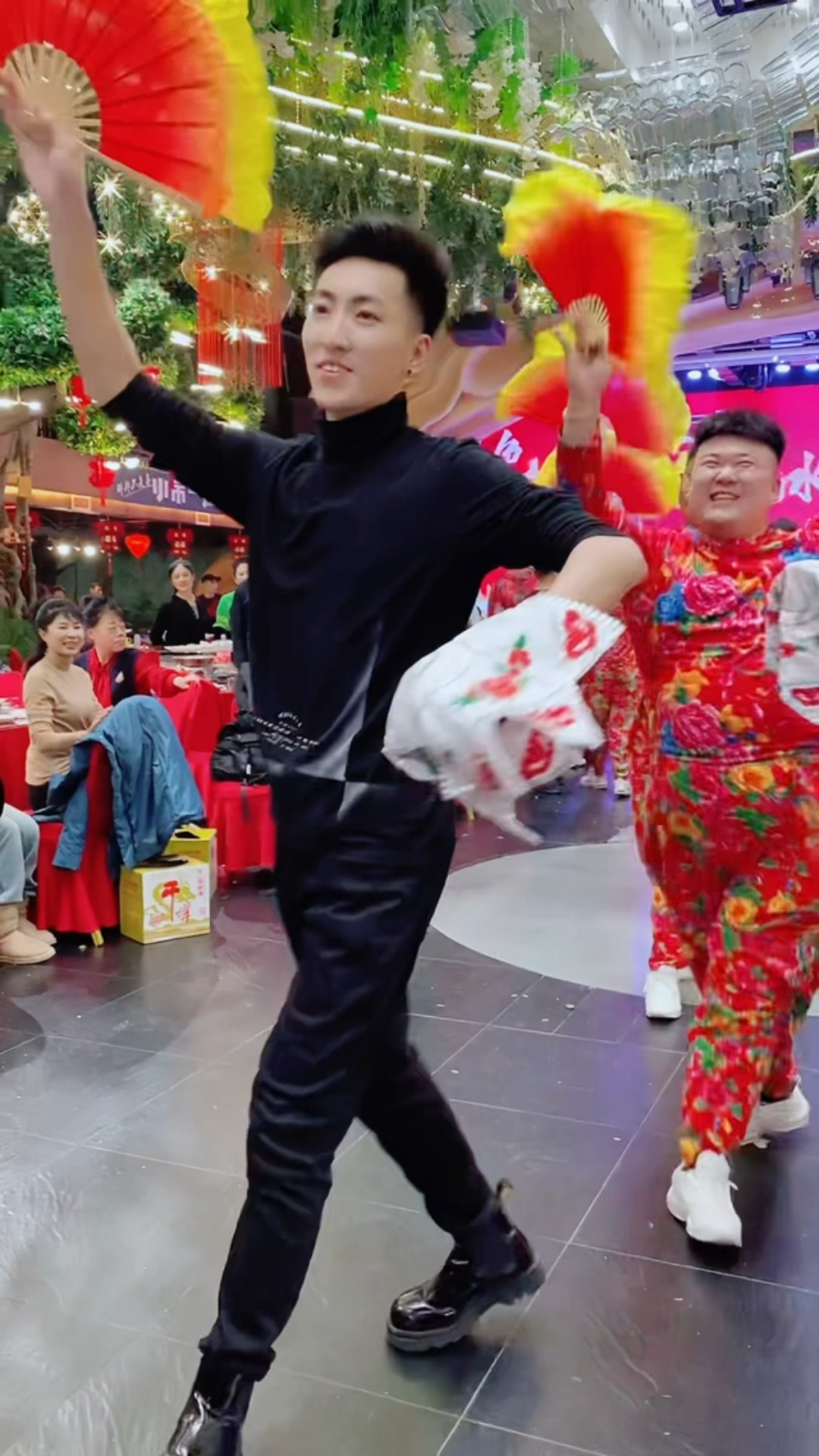 舞会上小王子果果扭秧歌