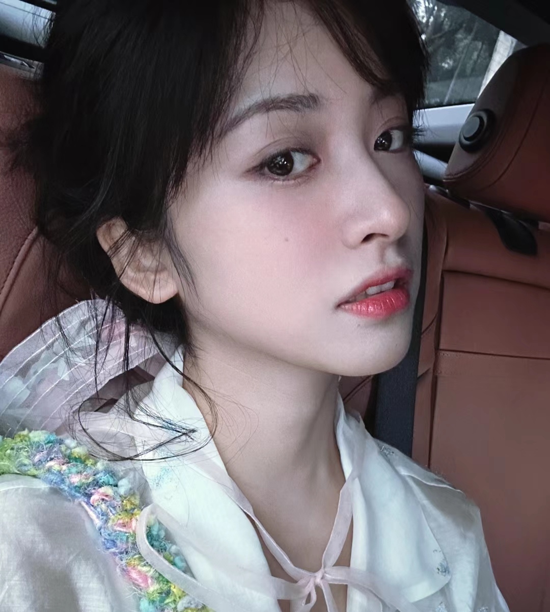 好像也没有以前的那种圆润感了呢因为圆脸的人年纪大了脸型并不会